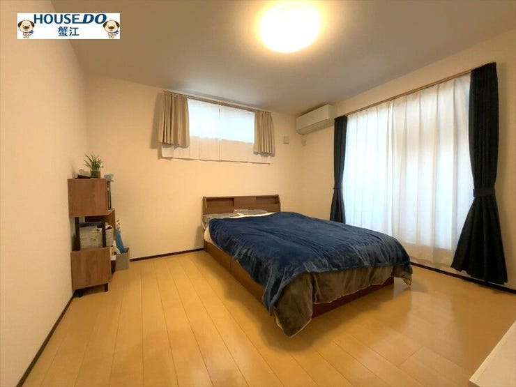 2階8.3畳の洋室です。バルコニーへと続く大きな窓からは気持ちの良い光が降り注ぎます。ベットのほか、テレビや鏡台も置いていただける広さがあります。ご夫婦の主寝室にいかがでしょうか。