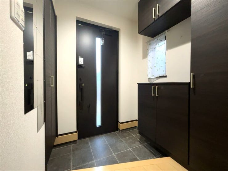 玄関には大型収納付きで、ご家族の靴もしっかり収納できます♪玄関はいつでもスッキリ。ドアからも光が入りますので、明るい気持ちでお出掛けできます♪