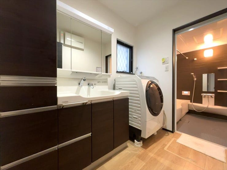 洗面所には収納もたっぷりできるようになっています!大きな鏡も付いており、お子様達も並んで仲よく身支度ができます