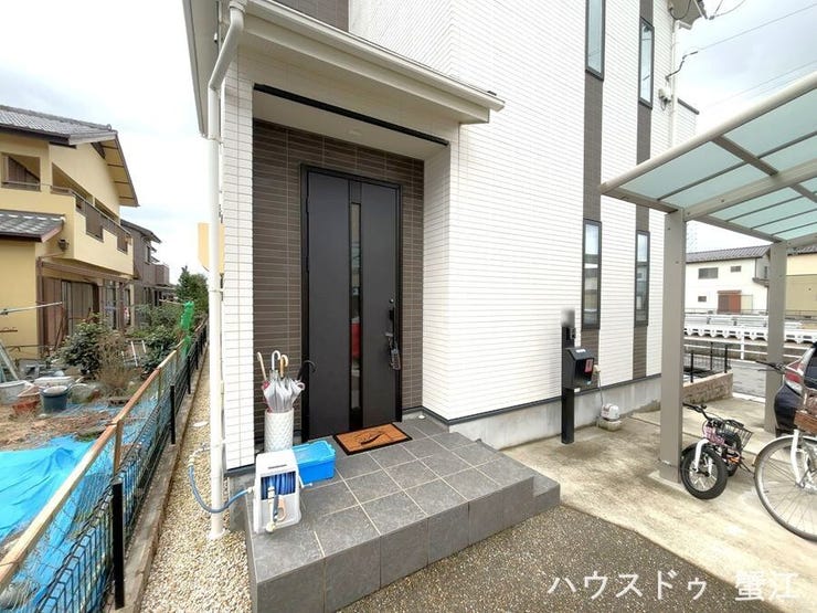 庇があるので、日よけや雨の日も安心ですね。