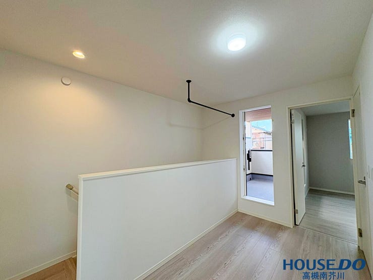 広くて明るい廊下です。