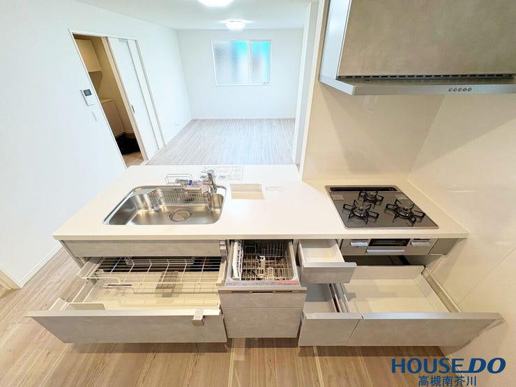 食洗器付きで収納もたくさんあります。