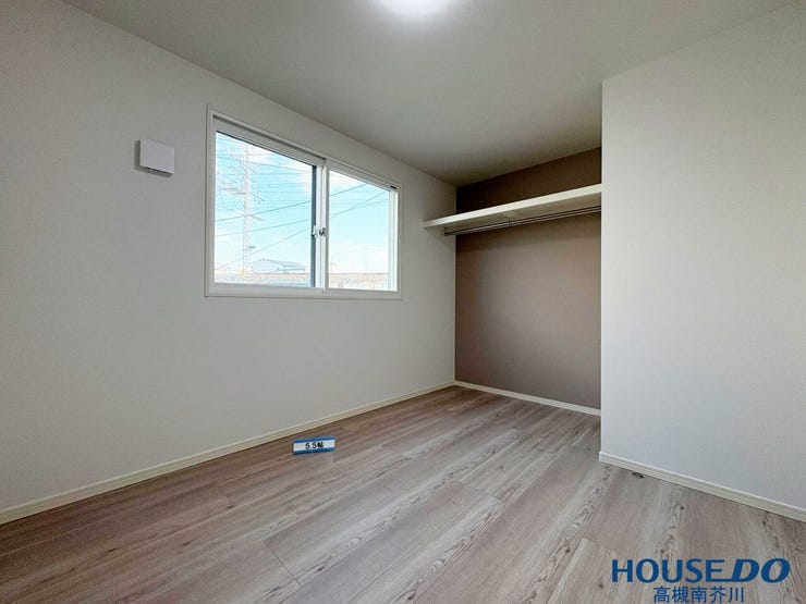 2階東側の洋室です。約5.5帖(CL含む)あります。