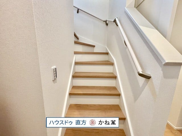 お子様やご高齢の方も安心して上り下りができる、握りやすい手すりのついた安心設計。転倒や踏み外しなどによる事故を防ぎます