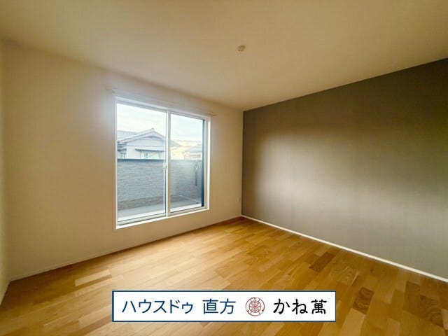 2階洋室(8.7帖)バルコニーに出ることができます