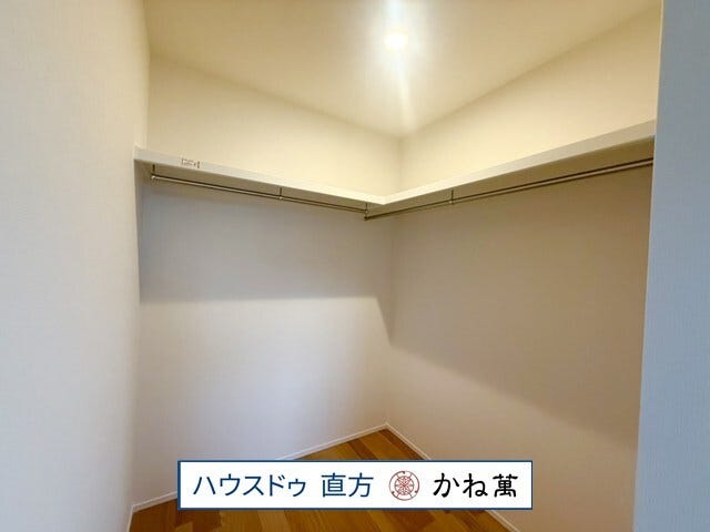収納力のあるウォークインクローゼットでお部屋がスッキリ片付きます
