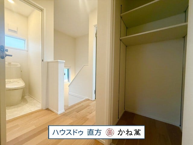 2階廊下には収納スペースがあります