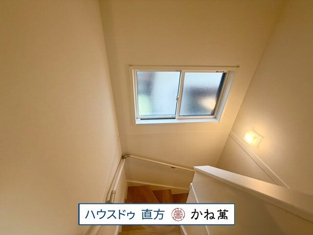 階段には窓があります