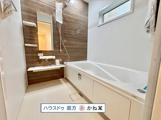 保温浴槽でお湯が冷めにくい。浴室ドアはパッキンレスでキレイが保てる。エコベンチ浴槽で節水。