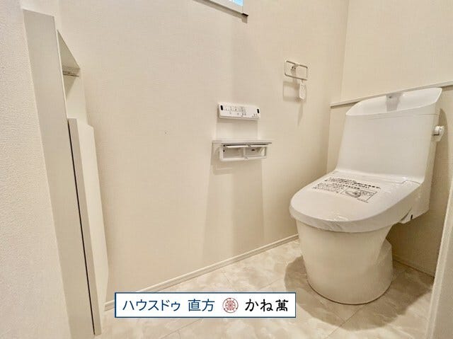 継ぎ目のない便座、便器はフチレス形状なのでお掃除がとってもしやすい。日々のお手入れ楽々!