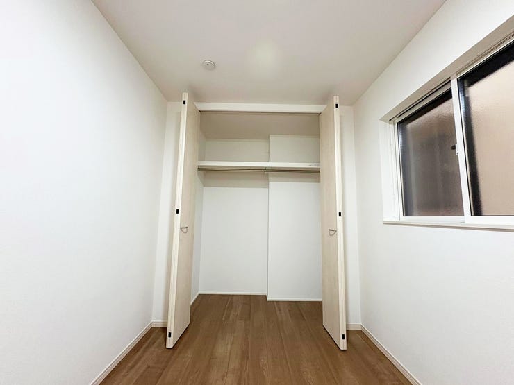 1階洋室の収納スペースです。