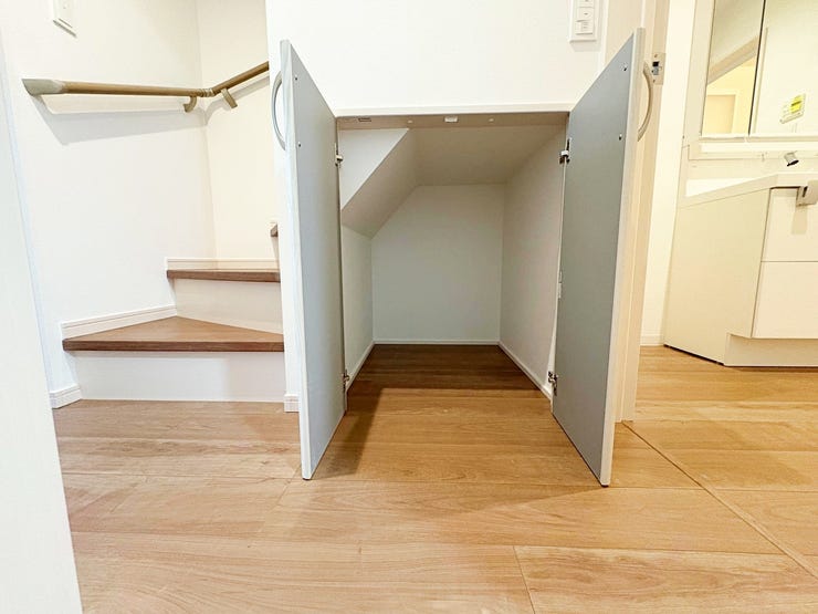 階段下収納があります。