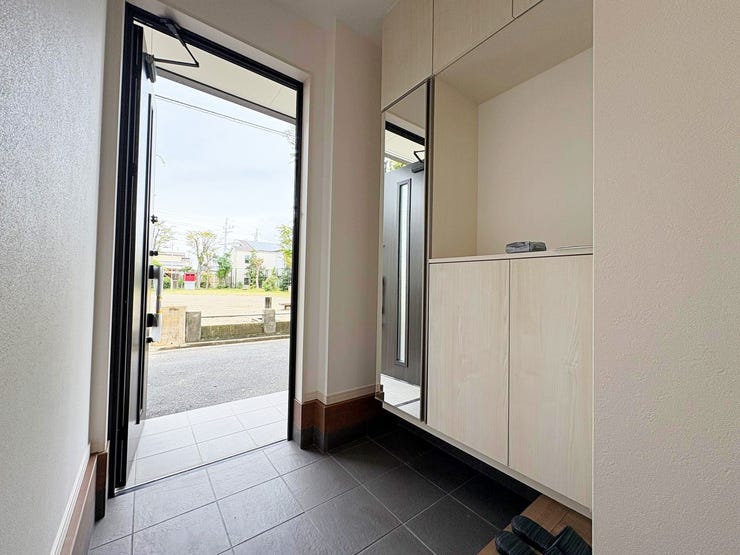 明るい玄関ホール
お出かけ前の身だしなみチェックもしっかりできる姿見もあります