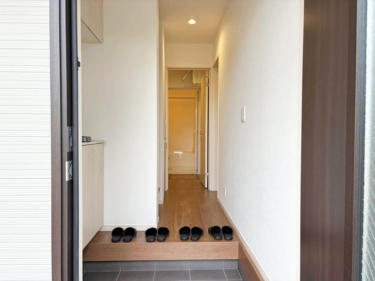 まっすぐに伸びる廊下が奥行きを感じさせます