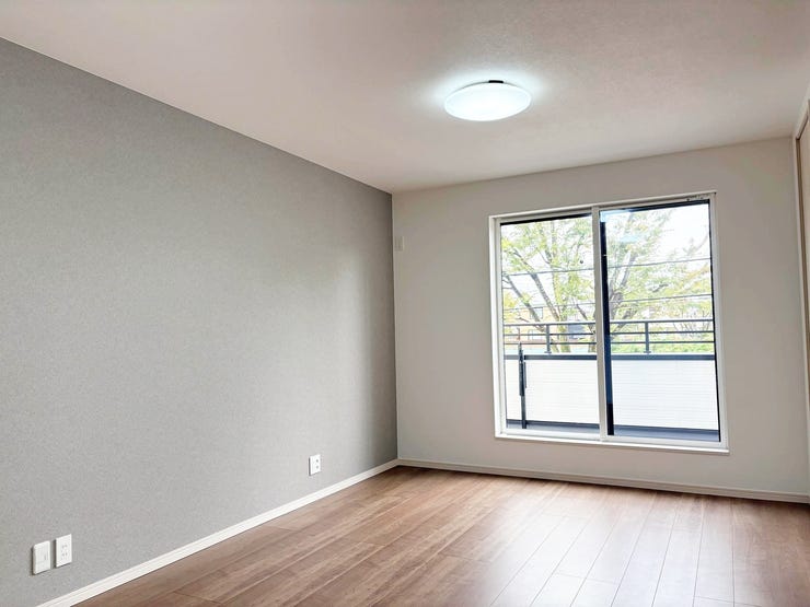 明るい光の差し込むリビングで会話も弾みます