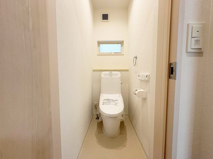 清潔感のあるお手洗い、2階にあります。