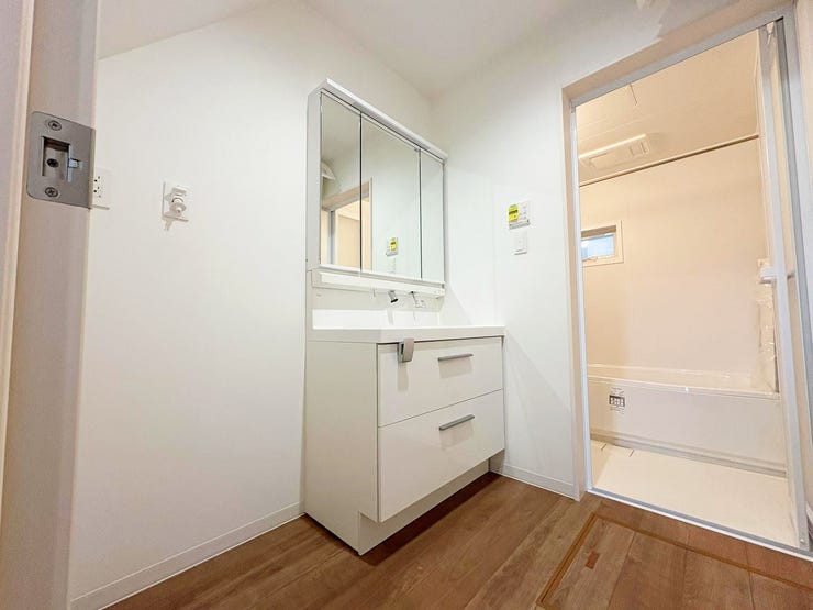 3面タイプ洗面化粧台で朝の準備もバッチリ