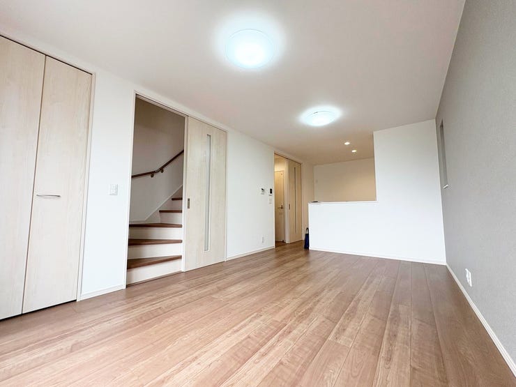 落ち着いた色調の壁紙と明るい色調の壁紙でお部屋を彩ります