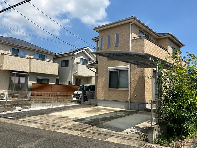 【外観】
西鉄・コストコ・イオンが車で14分以内♪カーポート+納戸+全室南向き♪!車2台OK♪即入居OK