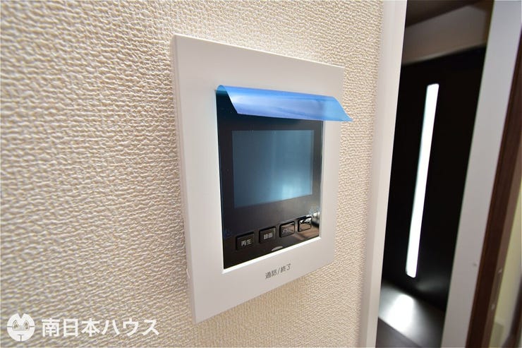 【モニター付きインターホン】玄関周りを確認でき、留守のときなども訪問者を確認できるので防犯面で安心!