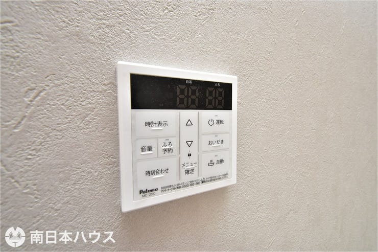 【給湯モニター】オートバス、追い焚き機能付きです!キッチン周辺にあり使用しやすいです♪