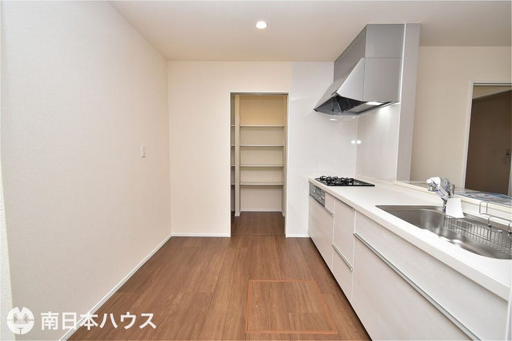 【キッチン】食器棚や冷蔵庫を置いても余裕のある調理スペース!奥にはパントリー付きで収納豊富♪