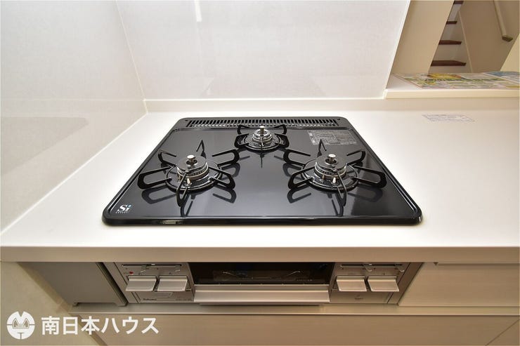【コンロ】3口のコンロにグリル付き!火力の調整が分かりやすく、様々な調理器具を使用できます♪