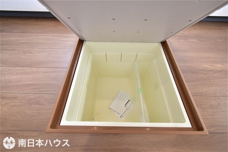 【床下収納】保存食や使用頻度の少ない品物を収納でき、キッチン周りをスッキリと収納できます♪