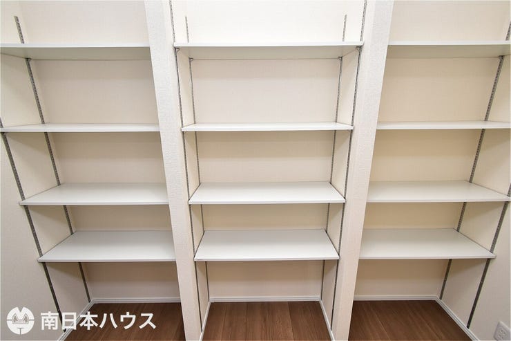【パントリー】キッチン奥にある収納は可動棚があり食品のストックや普段使わない家電収納などに便利です♪