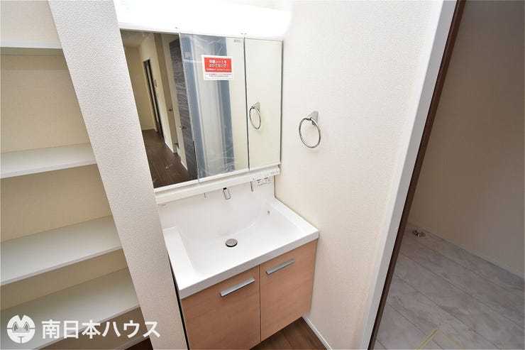 【洗面台】3面鏡の洗面台は収納が豊富です♪壁付け水栓で水垢などが付きにくい設計になっています!