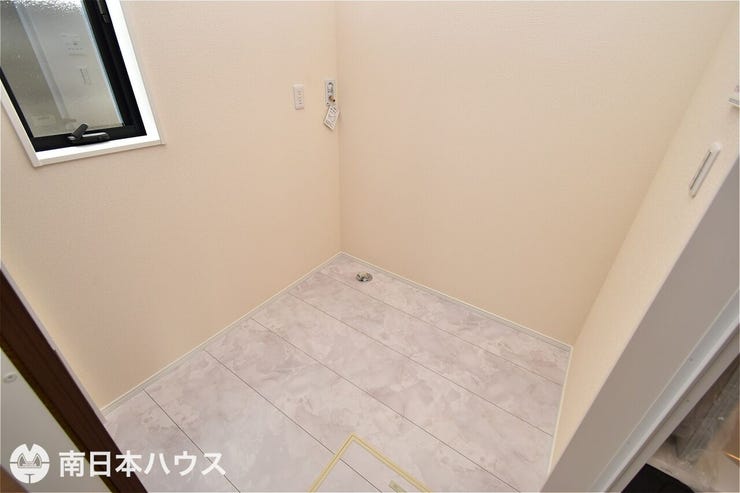 【脱衣所&洗濯機置き場】独立洗面台になっているので来客時もプライベートな部分を見せずに済みます♪