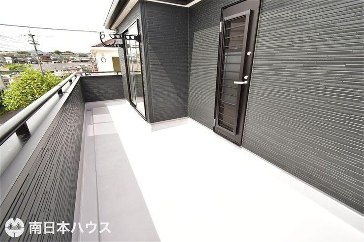【バルコニー】東南向きの幅広なバルコニーです!廊下と洋室から出入り可能です!物干し金具付き♪