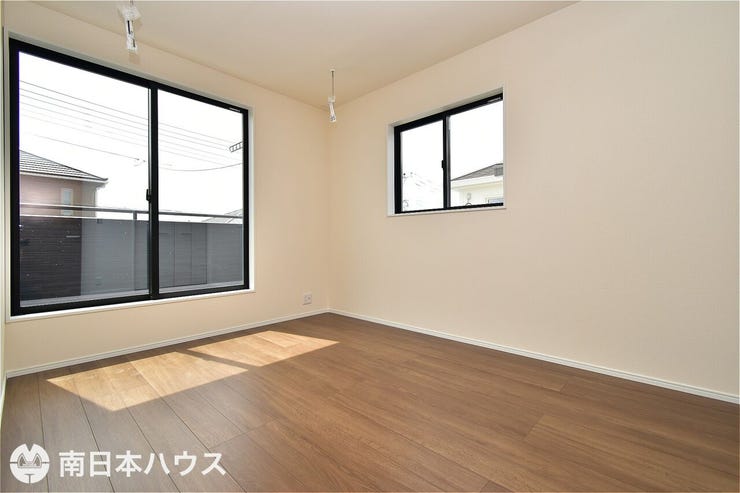 【洋室】6帖の洋室です!東南向きのバルコニーに面した明るい室内です♪収納2か所あり!