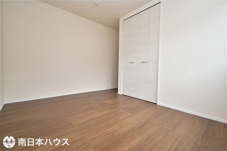 【洋室】6.5帖の洋室です!落ち着いた色合いでゆったりとお過ごしいただける室内空間です♪
