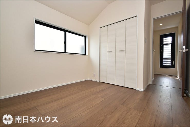 【洋室】5帖の洋室です!全居室に収納あり!2面に窓も配置され、通風良好な室内です♪