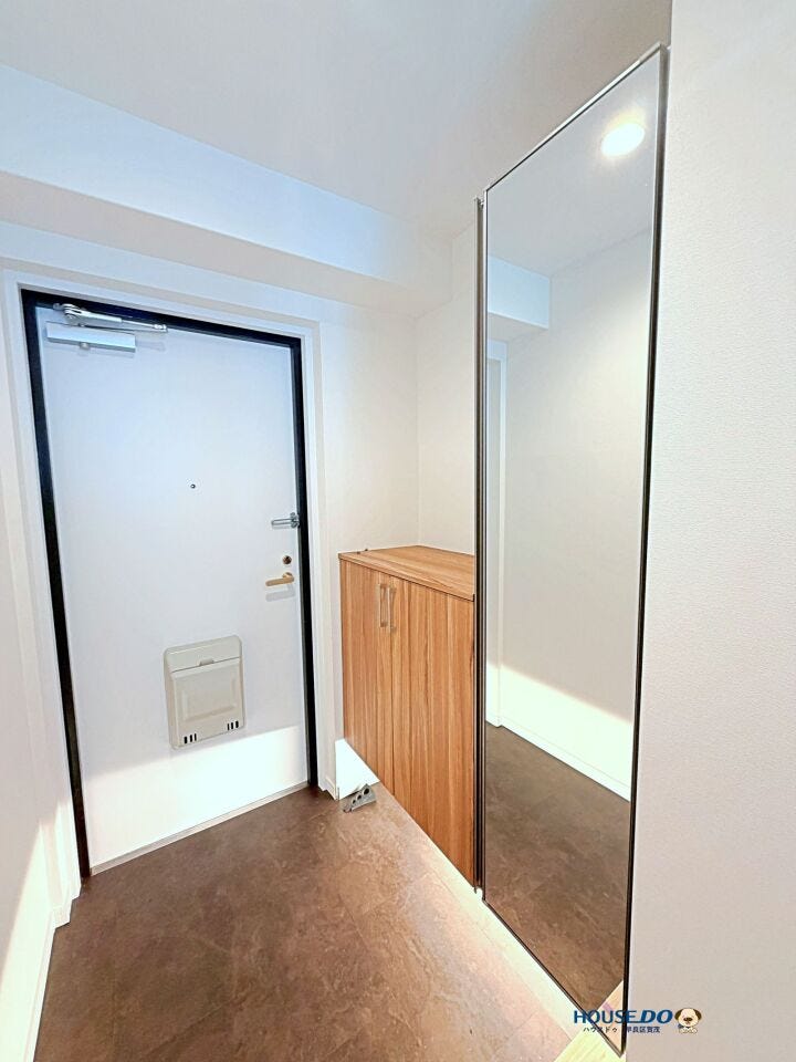 大きな姿見を備えた玄関は、
お出かけ前の身だしなみチェックにも便利。
足元を照らす間接照明が、上質で落ち着いた空間を演出します