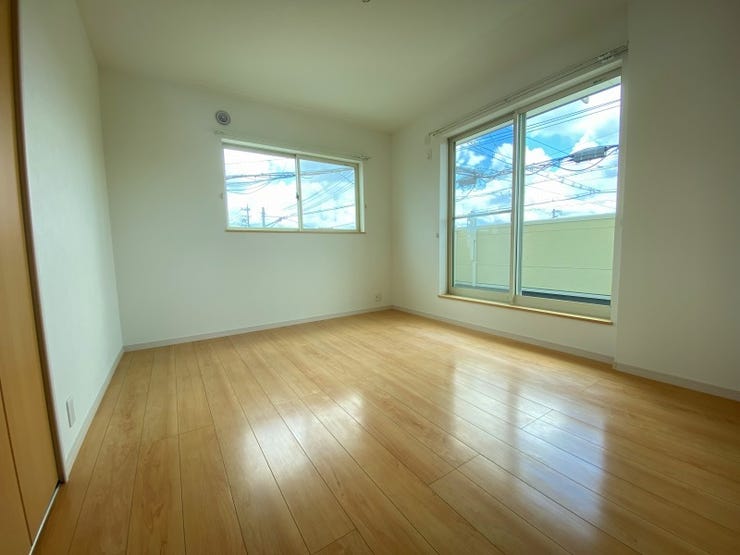 【private room】
2階7帖お部屋。南側の大きな窓からは暖かな陽の光が差し込みます!