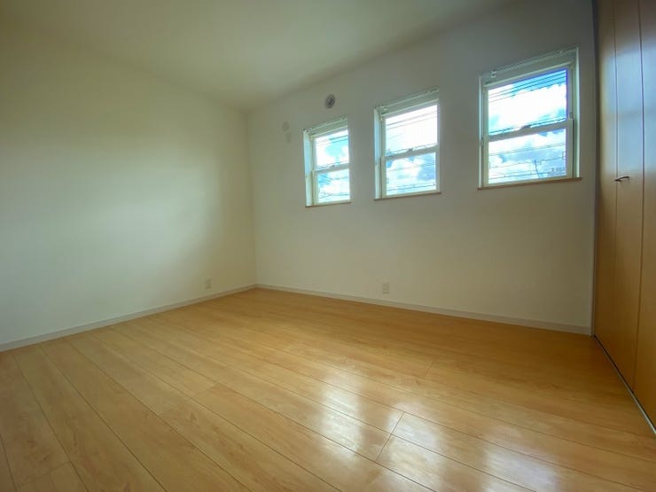 【private room】
2階6帖中央のお部屋。3つのお洒落な小窓が気分UP♪シンプルデザインの居室は空きの来ない落ち着く空間です!