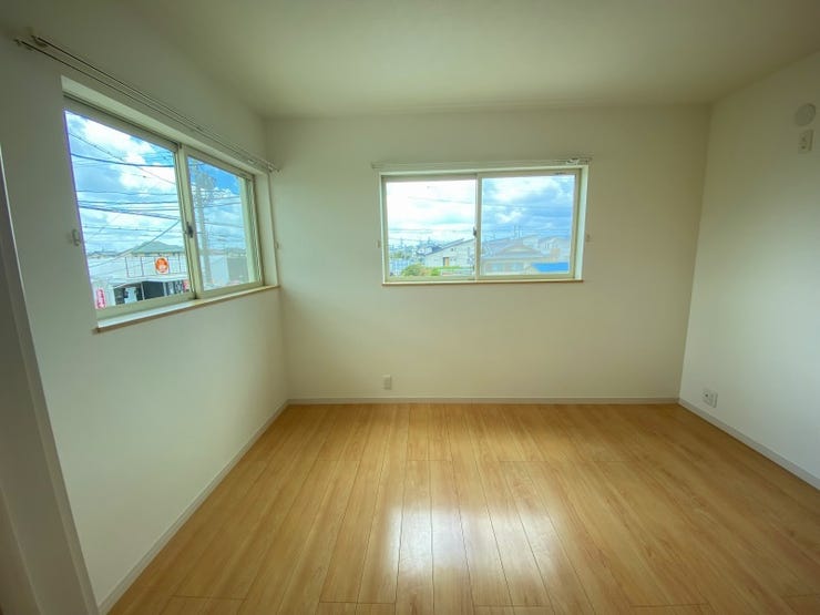 【private room】
2階6帖西側のお部屋。2面採光で、通風&陽当り良好です!