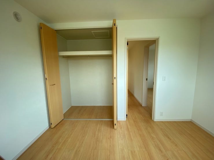 【Storage】
2階6帖西側お部屋の収納。クローゼットも十分な広さです!