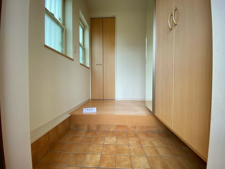 【Entrance】
たくさんの靴を収納できるシューズボックス付きの玄関♪目の前にも収納スペースがあります!