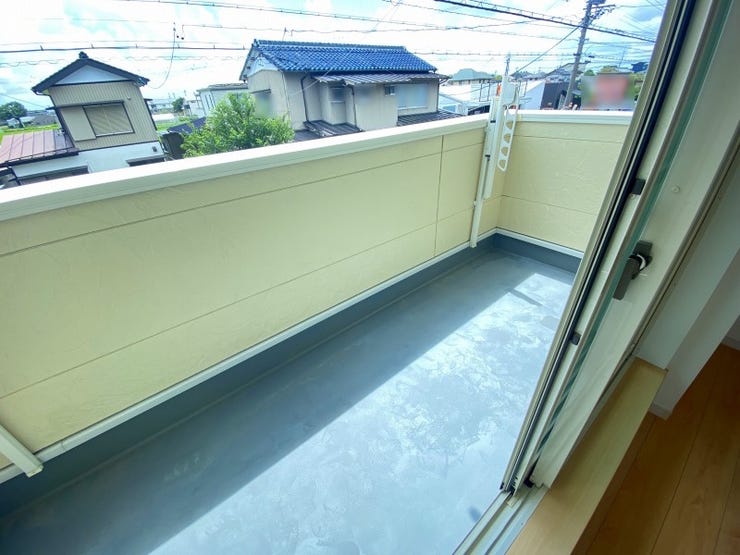 【balcony】
南向きで日当たり良好!お洗濯物もよく乾きますね^^
