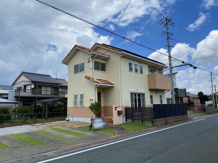 【外観】
【appearance】
外国風のお洒落な外観で、リフォーム済の戸建♪敷地もゆとりがあり、駐車3~4台可能です!