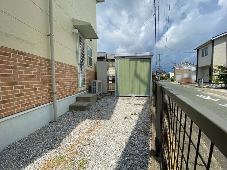 【Back door】
キッチン側には勝手口があり、物置も付いています!