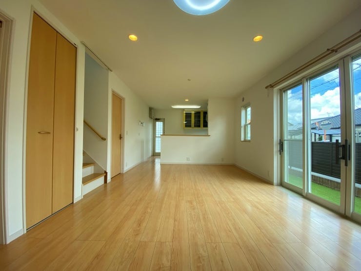 【living room】
18帖で広々としたリビング♪南側の窓から暖かな陽の光が差し込み、日中でも明るい室内です^^