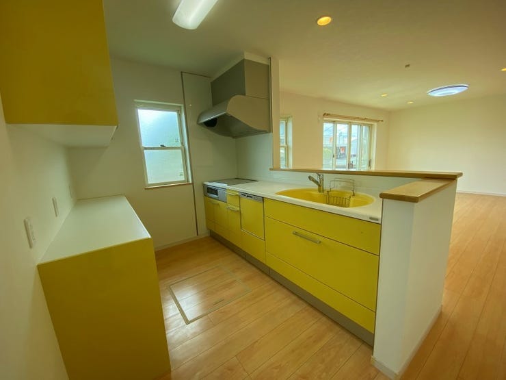 【kitchen】
イエローが差し色のお洒落なカウンターキッチン♪リビングで寛ぐご家族や遊ぶお子様の様子を見ながら、家事ができますね^^