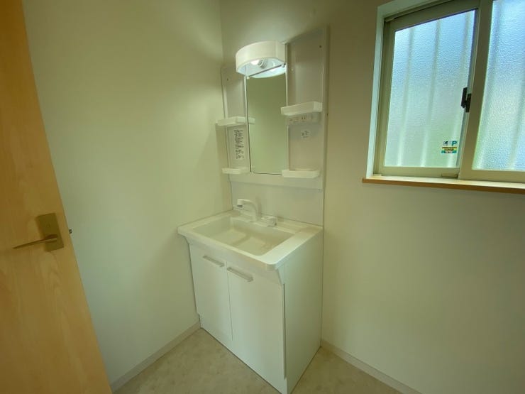 【Washroom】
新品交換で、ピカピカの洗面台♪水回りが新しいのは嬉しいですね^^