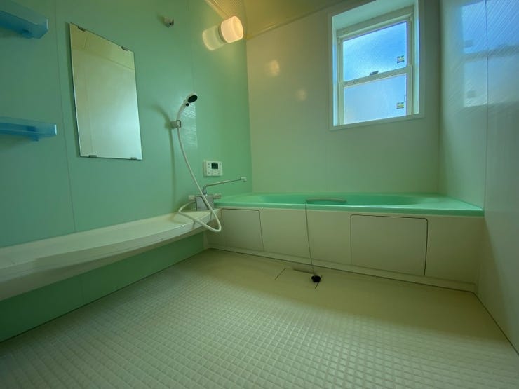 【bath room】
水色を基調とした、さわやかな浴室空間♪窓付で換気もバッチリです^^