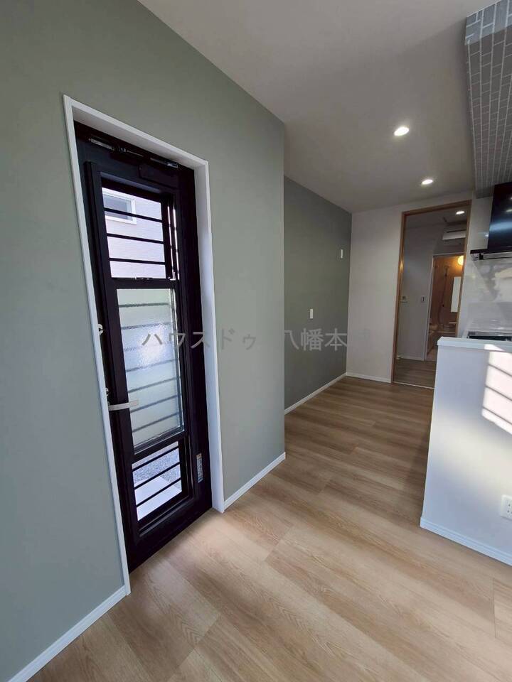 キッチン横に勝手口があります。