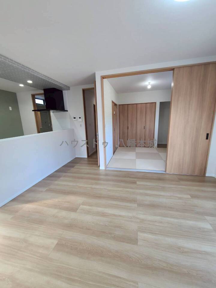 キッチンからリビングの様子もうかがえます